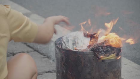 베트남을 제안하기 위해 도로 에 가짜 종이 돈을 불태우는 사람