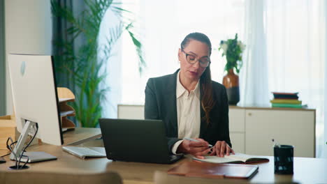 mujer de negocios trabajando en su escritorio en una oficina