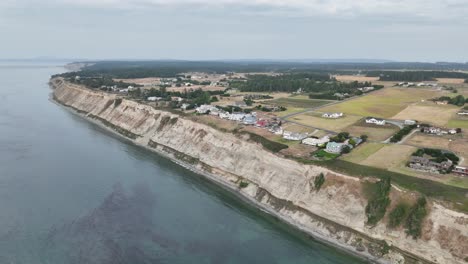 amplia vista aérea que muestra cuán empinado es realmente el acantilado de west beach en la isla whidbey
