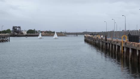 Pequeños-Veleros-Navegando-En-El-Puerto,-Adelaide