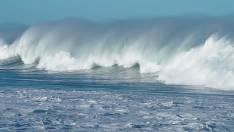 Hermosas-Olas-Del-Océano-En-Cámara-Lenta-Chocando-Y-Rompiendo-En-La-Orilla-Del-Mar-En-Hawaii