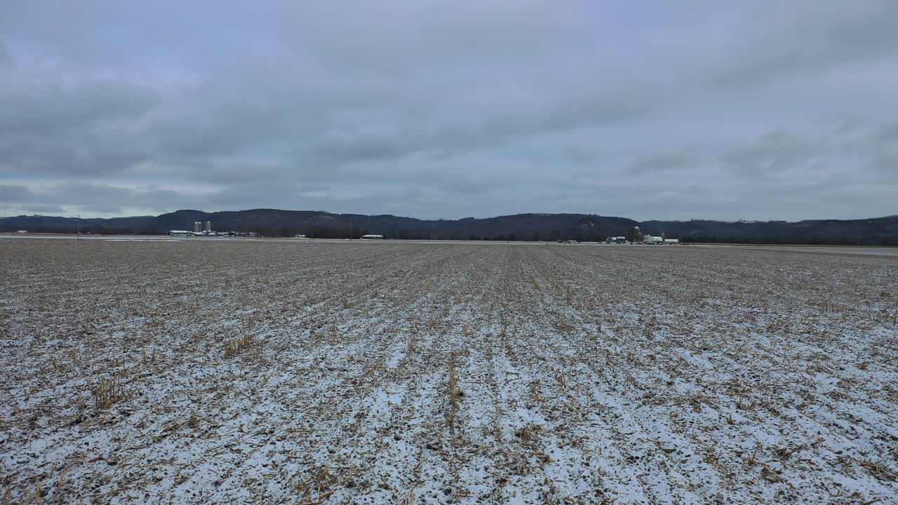 paisaje de tierras de cultivo nevadas con ganado