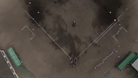 vista aérea superior del dron por encima del juego de béisbol, jugadores en un campo de tierra sucia