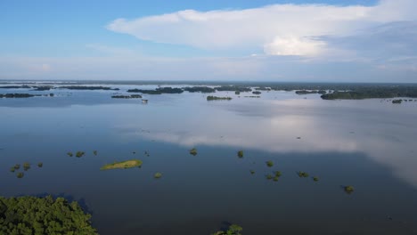 área inundada sumergida creó pequeñas islas en bangladesh
