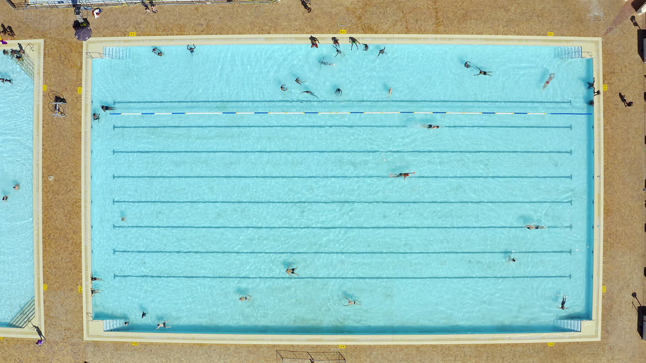 즐거움은 수영장이 있는 곳입니다.