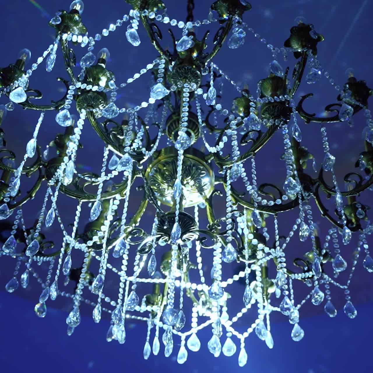 아름다운 수정 같은 샹들리에