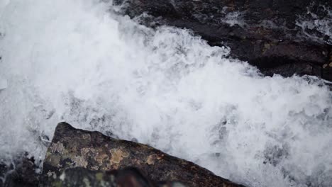 Wanderer-Schaut-über-Wasserfall-In-POV