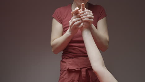 mujer dando masaje en el brazo