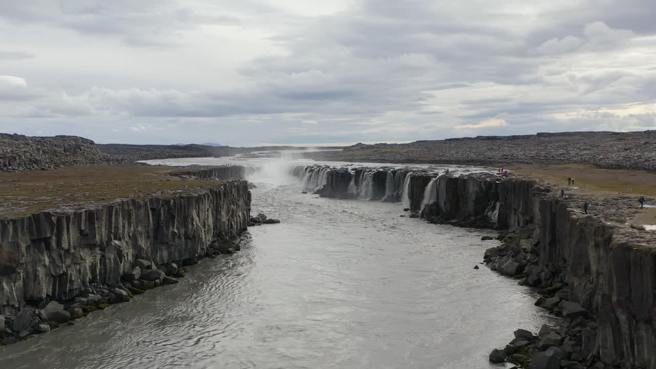 vuelo de drones sobre el río rodeado por una gigantesca cascada glacial en la isla de islandia - río jokulsa