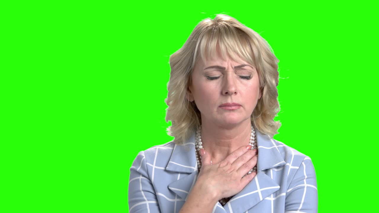 mujer madura que sufre de dolor en el pecho.