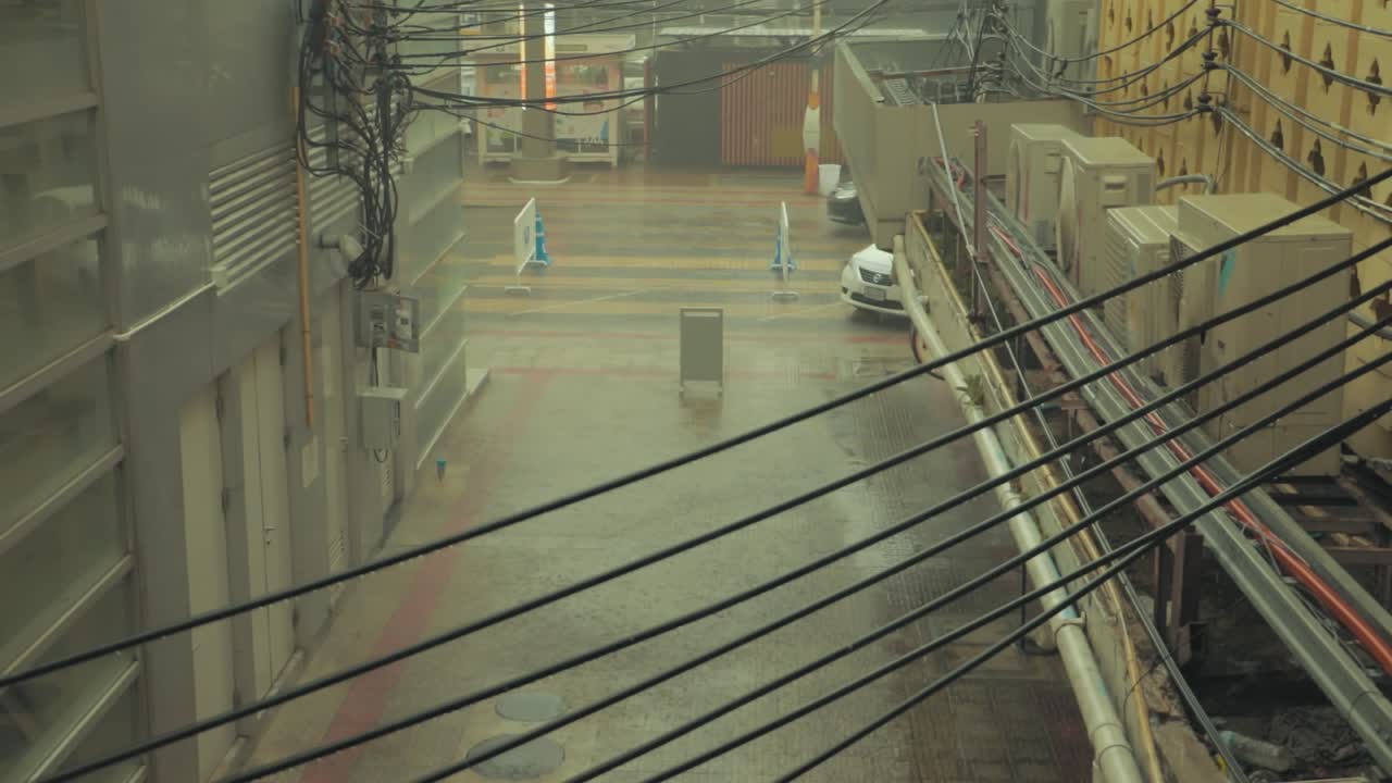 un dat lloviendo en bangkok. mirando afuera