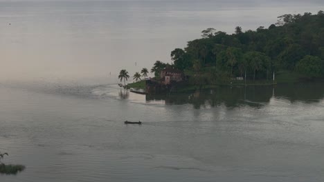 Drohnenansicht-Der-Burg-San-Felipe-De-Lara-In-Guatemala,-Luftaufnahme