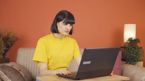 mujer enviando correo equivocado en la computadora portátil. no puedo obtener correo de vuelta.