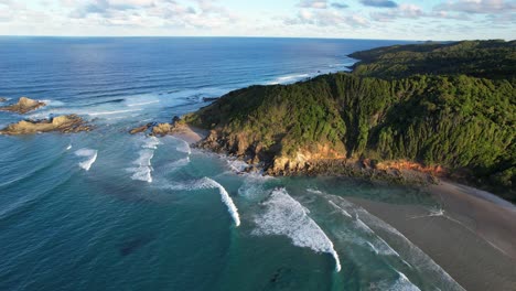 Große-Tümmler-Auf-Der-Jagd-–-Gebrochener-Kopf-–-Nördliche-Flüsse-–-Byron-Bay-–-New-South-Wales-–-Australien-–-Luftaufnahme