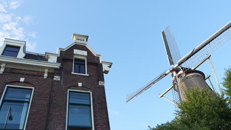 Looking-Up-On-Molen-’t-Slot-Against-Blue-Sky-In-Gouda,-Netherlands