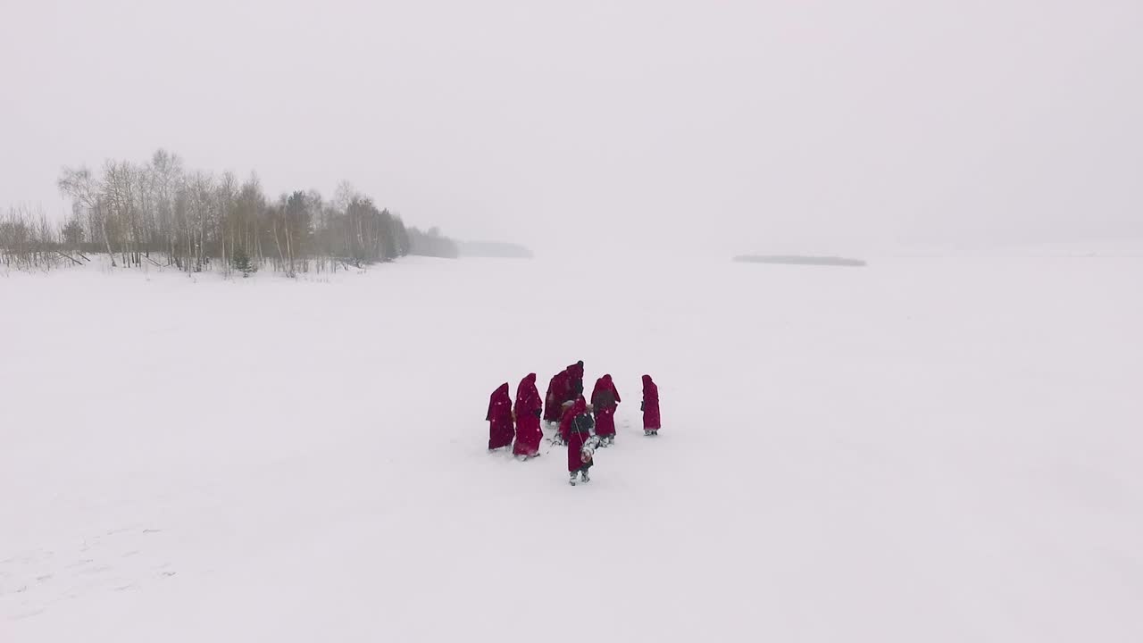 겨울에 얼어붙은 강을 고 있는 승려들