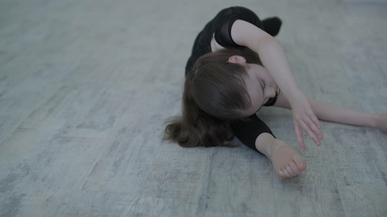 젊은 발레리나 가 스튜디오 에서 춤 을 연습 하고 있다