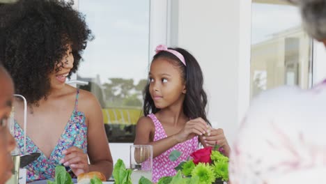Video-Einer-Afroamerikanischen-Familie,-Die-Zeit-Miteinander-Verbringt-Und-Draußen-Zu-Abend-Isst