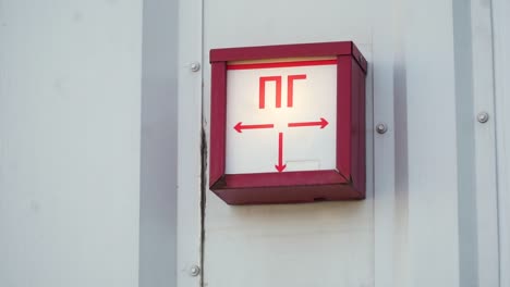 señal de seguridad contra incendios en una pared