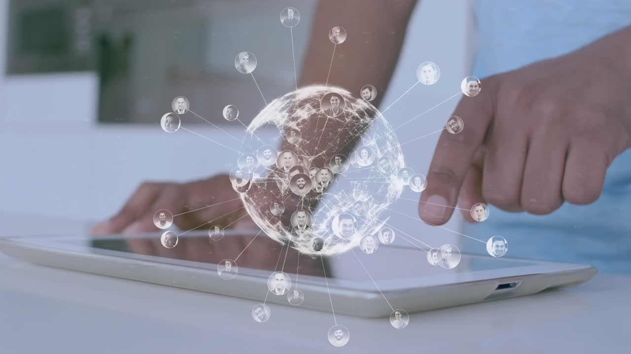 가정에서 디지털 태블릿을 사용하여 남자의 중간 섹션 위에 회전하는 프로필 아이콘의 전 세계 애니메이션