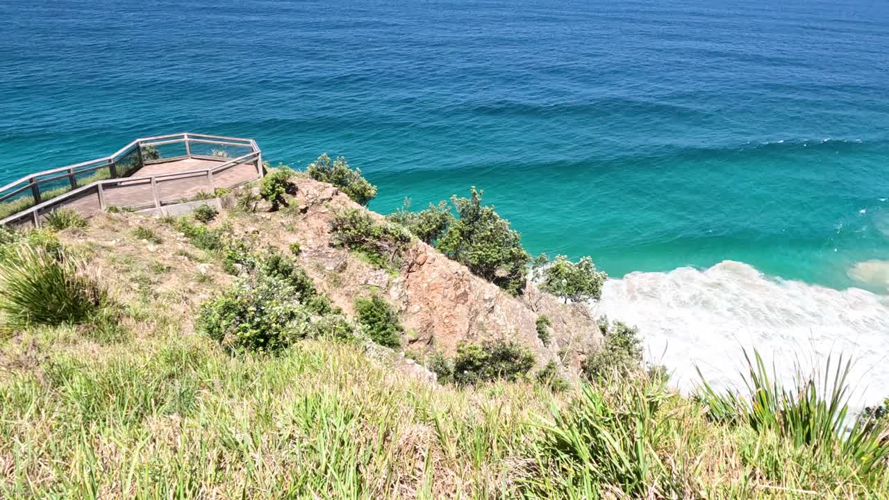 절벽 과 그 아래 에 부히는 파도 의 정적 한 모습