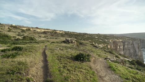 dos caminos se separan cerca de la costa del mar mediterráneo en la isla de malta