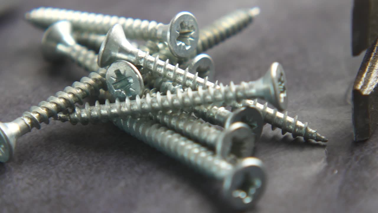 montón de tornillos