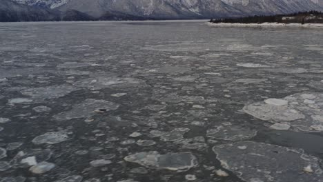 在阿拉斯加的 cook inlet 有半冷凍的冰水,慢慢傾斜,揭示山