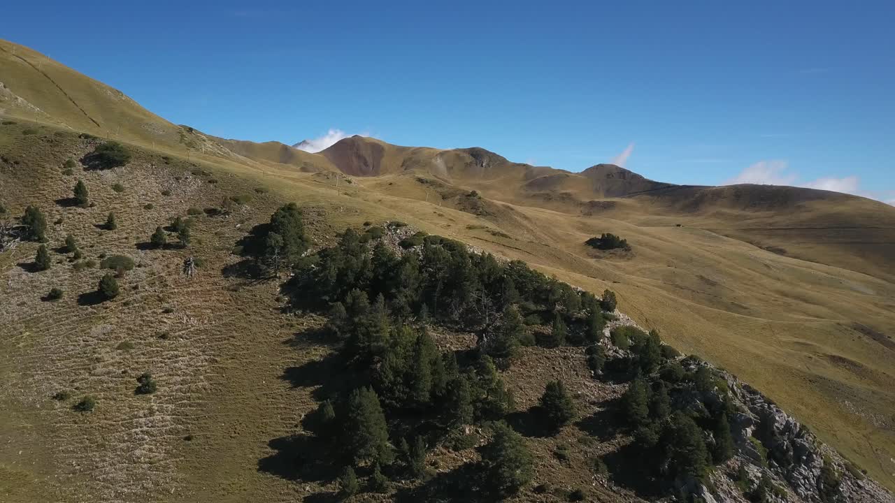 drone volando sobre montañas verdes de los pirineos franceses en un día soleado, col du portet en francia
