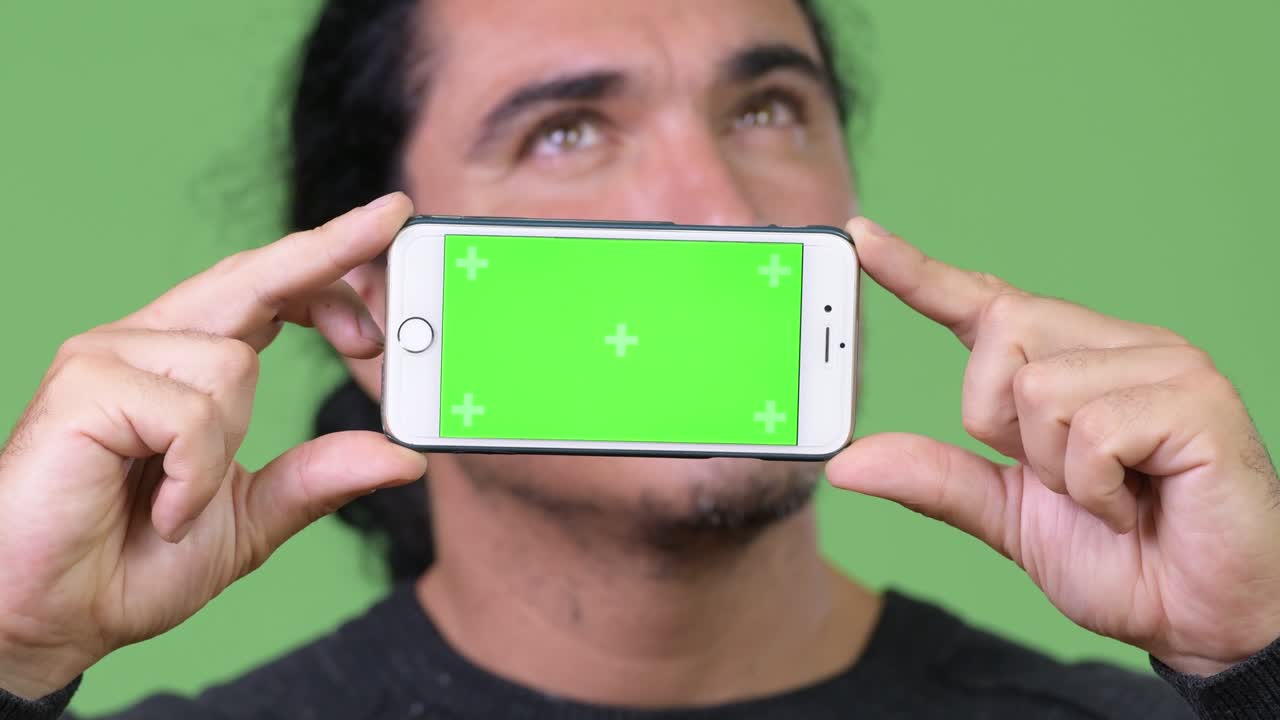 hombre feliz y guapo mostrando el teléfono