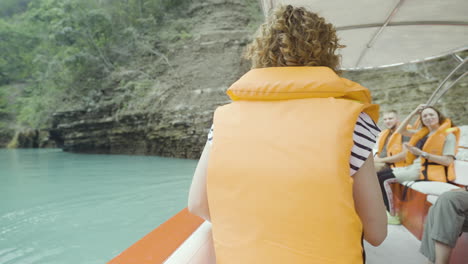viaje en barco fluvial con turistas