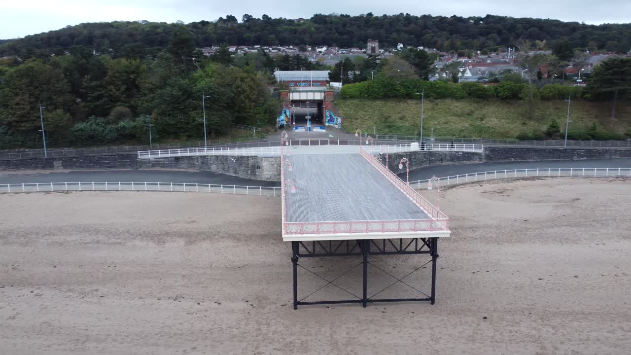 콜윈 베이 웨일스어 해변 마을 교각 보드워크 조감도는 변덕스러운 흐린 모래 썰물 해변 오른쪽