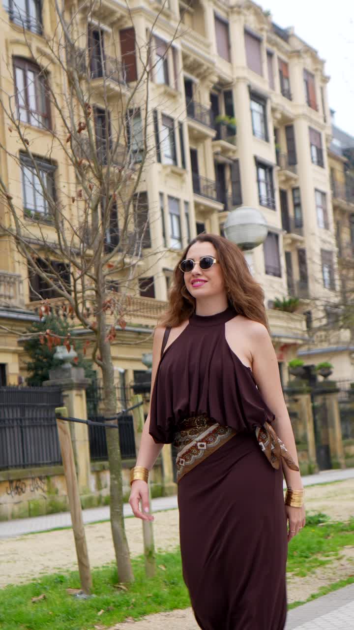 Donna Elegante Cammina e Sorride in una Strada Urbana