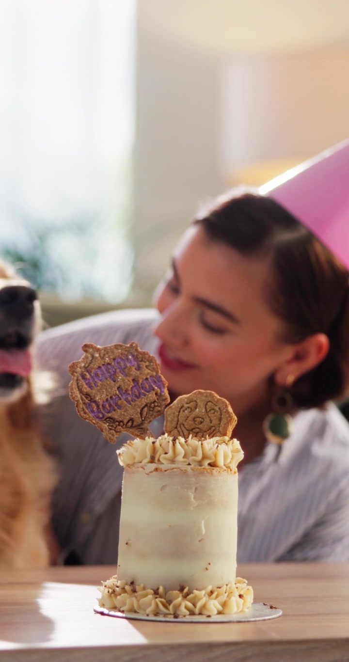 Donna che Festeggia il Compleanno con il Suo Golden Retriever