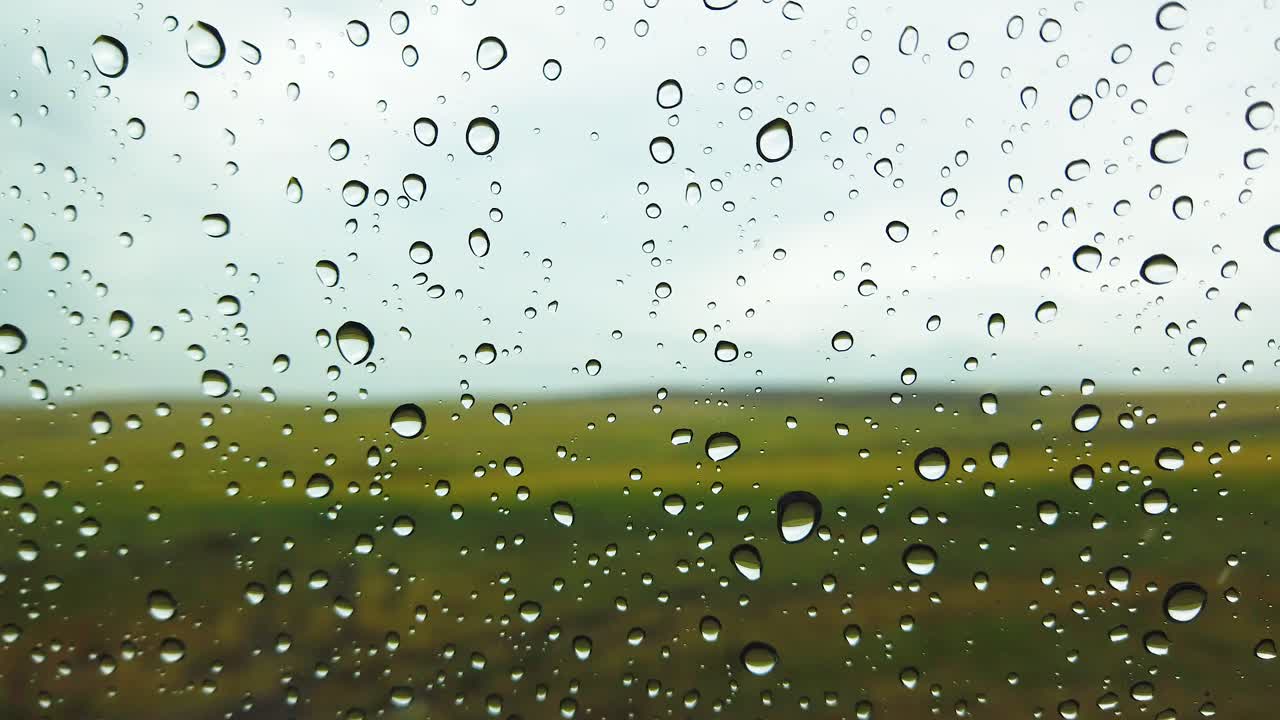 자동차 유리에 빗방울