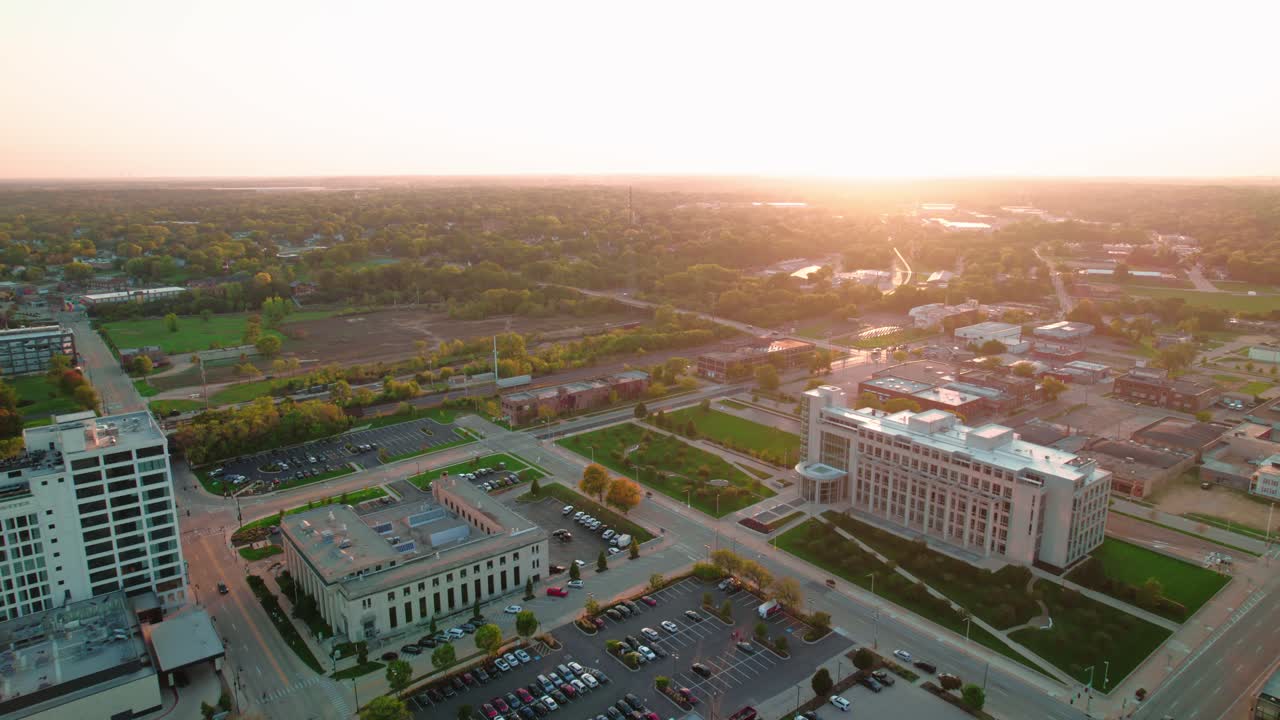ángulo alto de la tranquila puesta de sol urbana aérea del centro de rockford, illinois