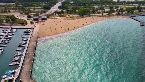 Imágenes-Aéreas-De-Drones-De-Una-Hermosa-Playa-De-Arena-De-Chicago-Durante-Una-Tarde-Soleada-En-La-Ciudad