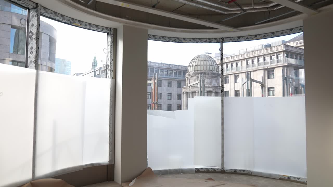 Interno curvo con grandi finestre e vista di un edificio a cupola a Düsseldorf, spazio di architettura moderna in un edificio incompiuto durante la fase di ristrutturazione e sviluppo.