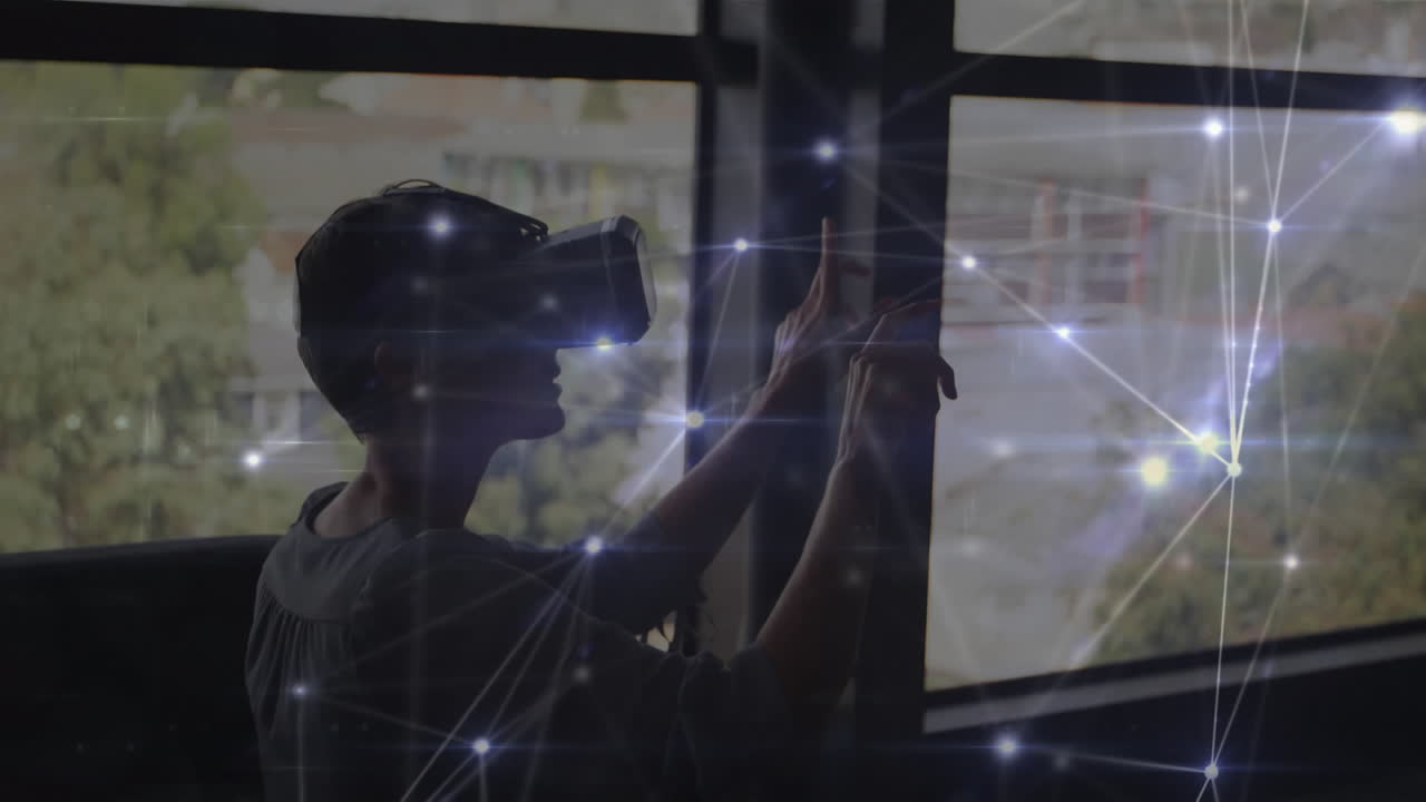 Animazione di rete di connessioni su donna che indossa un visore VR