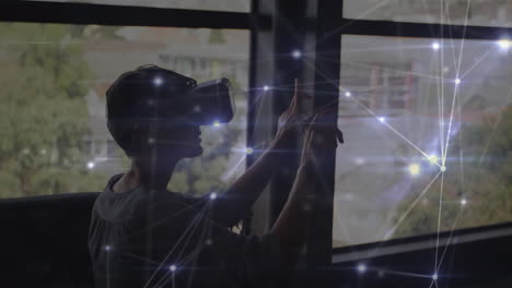 animación de la red de conexiones sobre la mujer que usa auriculares vr