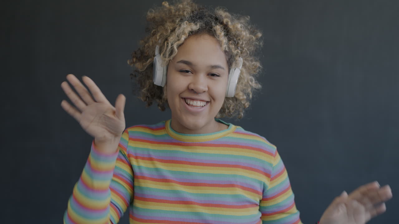 Una mujer joven disfrutando de la música.