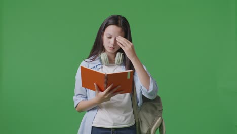estudiante que lucha con la lectura