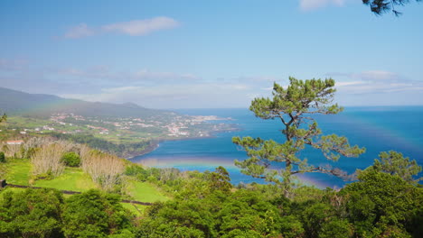 Statische-Aufnahme-Der-Malerischen,-Lebendigen-Felsküste-Auf-Der-Insel-Sao-Miguel,-Azoren,-Portugal