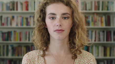 retrato de una hermosa joven de cabello rojo estudiante buscando pensativo serio en la cámara en la biblioteca