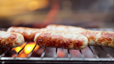 deliciosas salchichas jugosas, cocinadas en la parrilla con un fuego