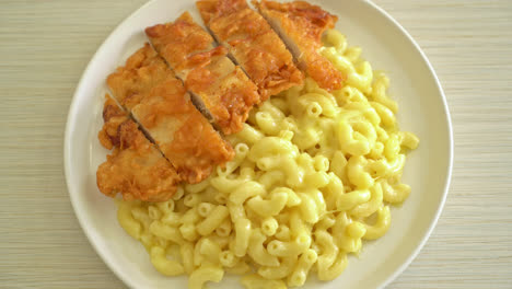 Homemade-Mac-and-cheese-with-fried-chicken