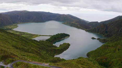 亞索爾群島的火山口湖 (lagoa de fogo) 的森林斜坡,空中全景