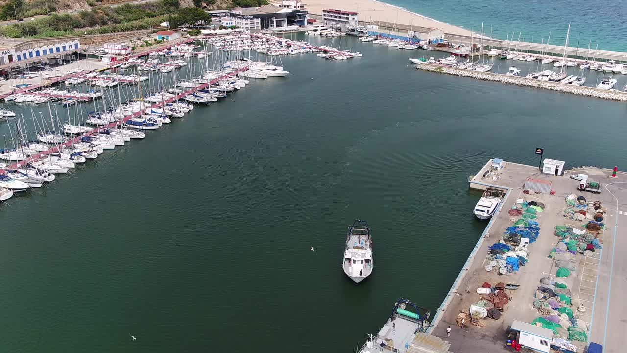 스페인 arenys de mar 항구로 돌아가는 조감도 어선