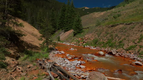 Antena-Cinematográfico-Zumbido-Naranja-Río-Cemento-Arroyo-Verano-Gran-Altitud-Silverton-Zona-De-Esquí-Recurrir-Teluride-Perspectiva-Quebrada-Colorado-Montañas-Rocosas-Maravillosa-Conducir-Cielo-Azul-Vapor-Adelante-Movimiento