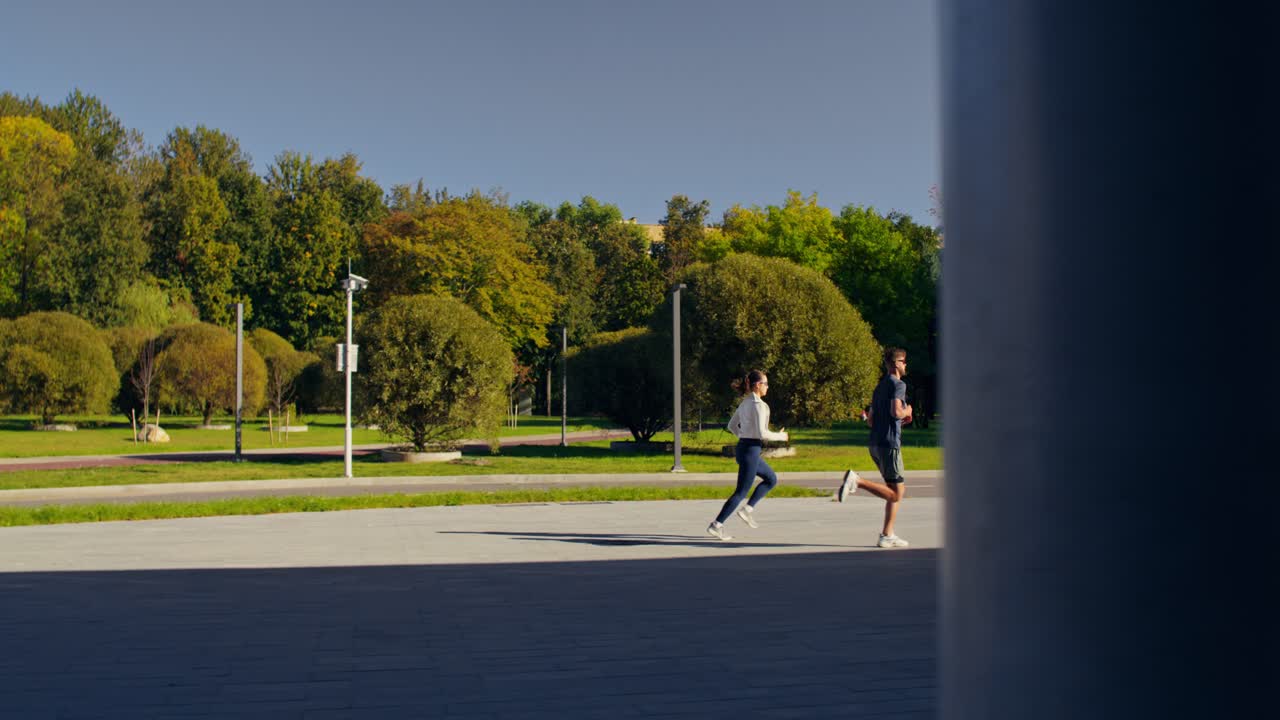 공원에서 달리는 커플